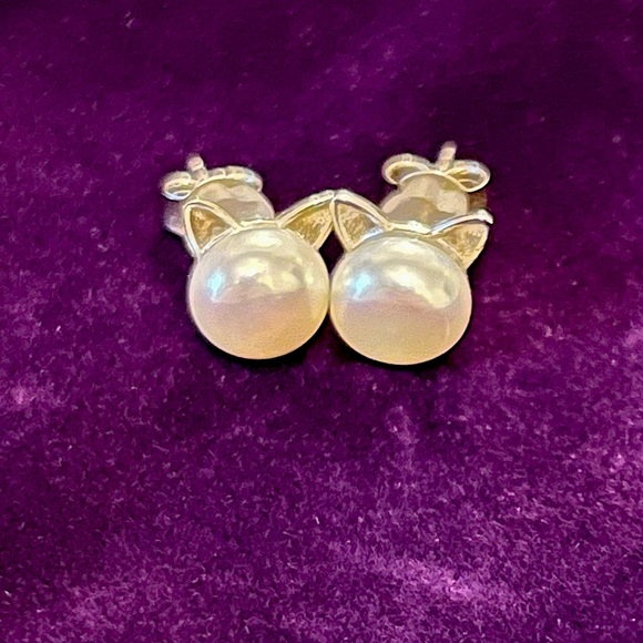 NWOB 🐱 CAT STUD EARRINGS!  Faux pearl w/ cat ears! - Picture 1 of 9